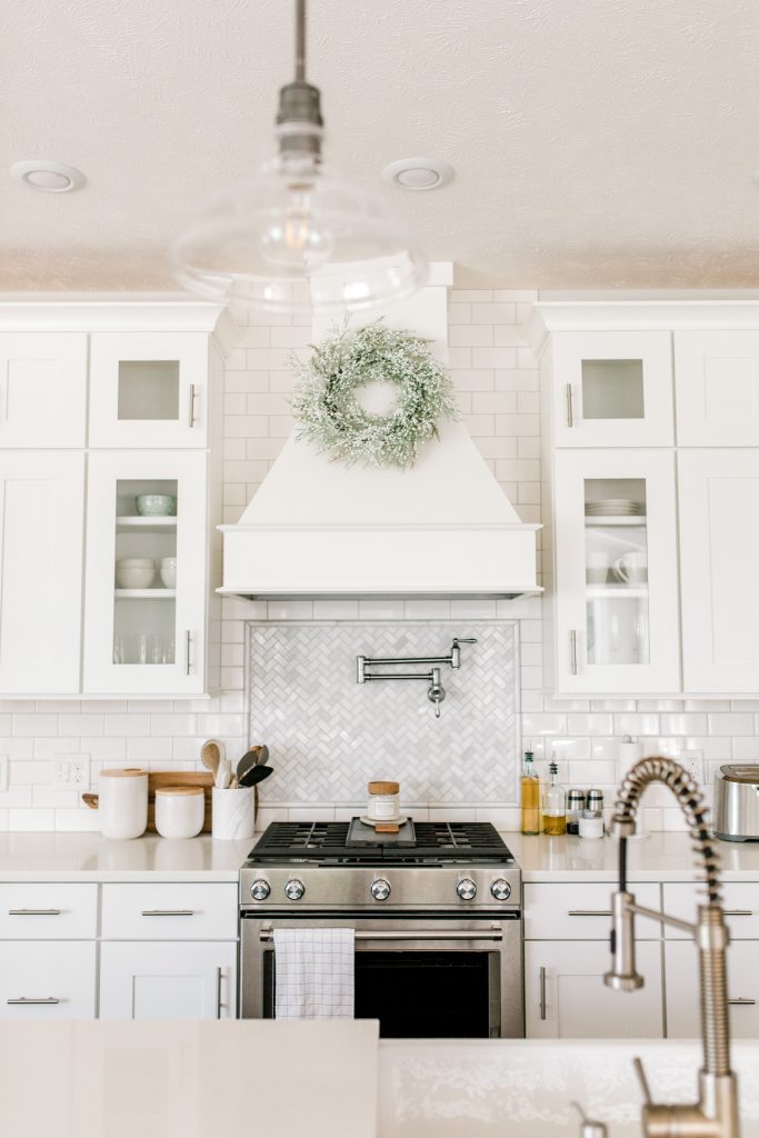 White farmhouse kitchen is a timeless and classic design choice that exudes charm and elegance. With its clean and bright aesthetic