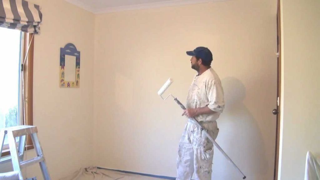 How to paint a wall with a roller? Painting a wall with a roller is a cost-effective and relatively simple way to give a room a fresh new look.