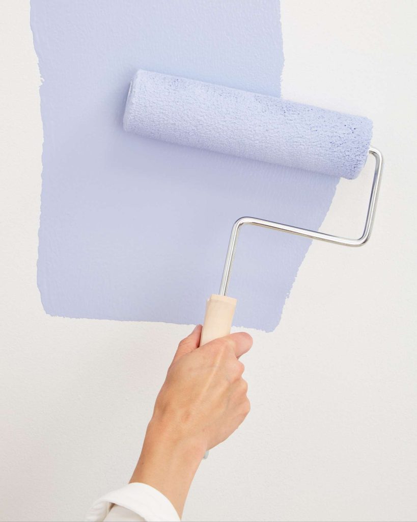 How to paint a wall with a roller? Painting a wall with a roller is a cost-effective and relatively simple way to give a room a fresh new look.