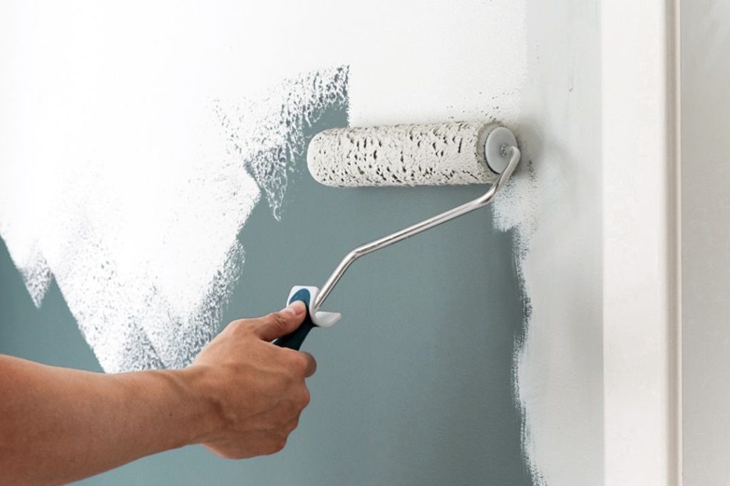 How to paint a wall with a roller? Painting a wall with a roller is a cost-effective and relatively simple way to give a room a fresh new look.