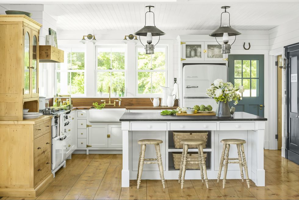 White farmhouse kitchen is a timeless and classic design choice that exudes charm and elegance. With its clean and bright aesthetic