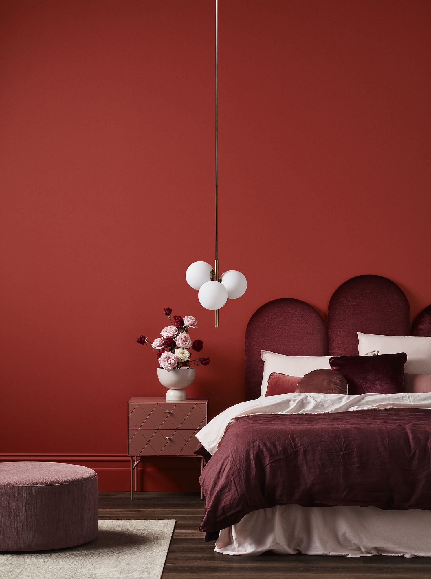 Red wall paint combinations can add warmth, drama, and personality to any room, but choosing the right combinations and decor