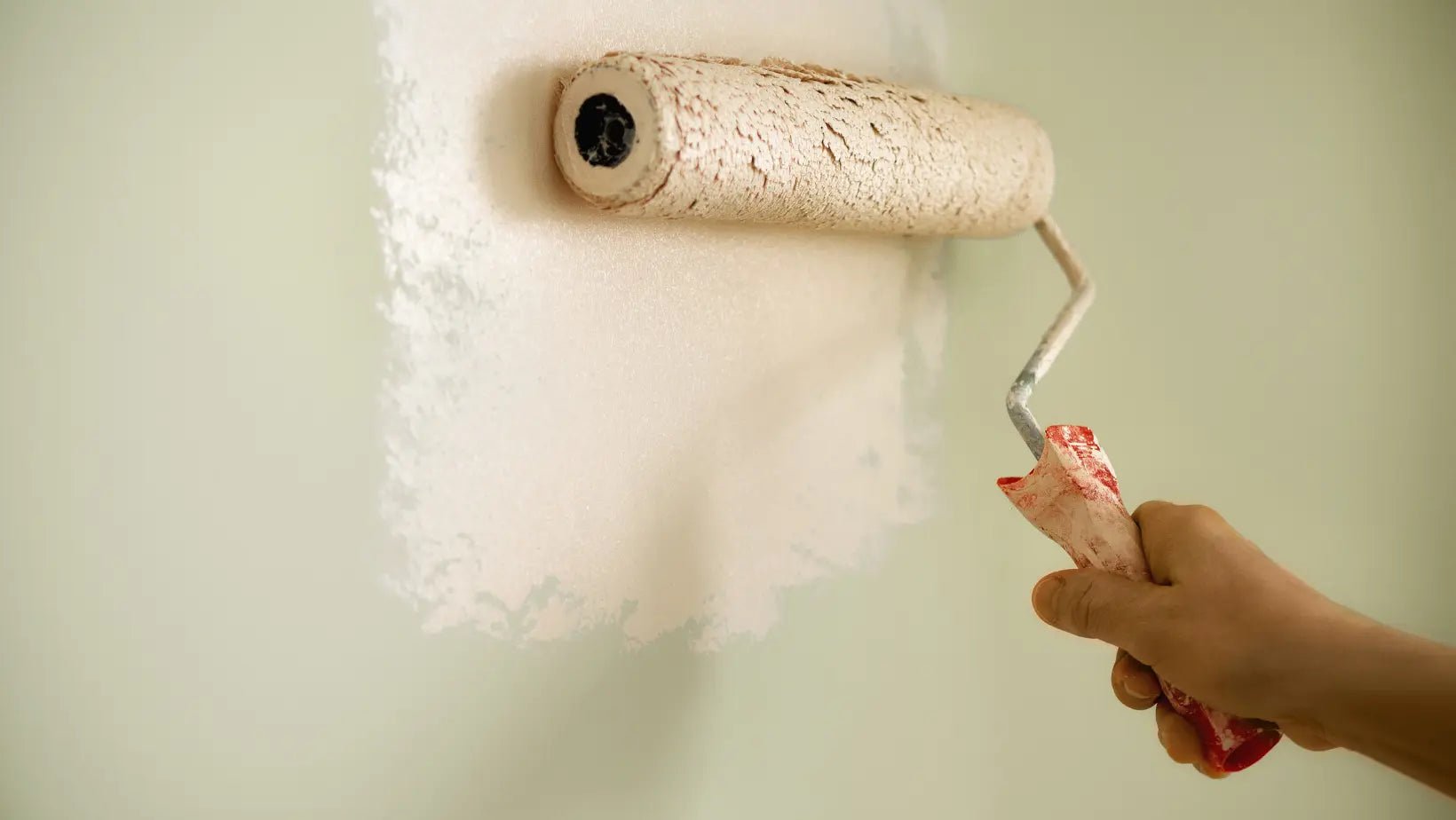 How to roll paint on a wall？